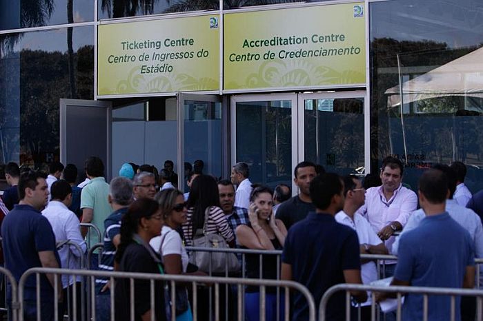 Torcedores que seguiram a orientação da Fifa enfrentaram fila para pegar os ingressos na Barra da Tijuca | Fernando Bizerra / EFE