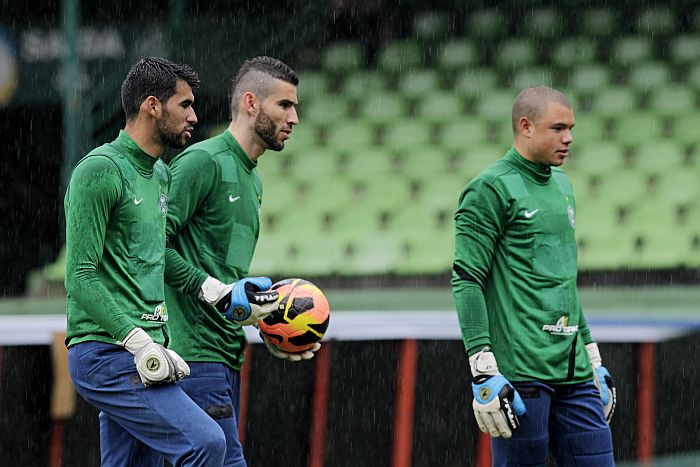 Por causa da chuva, somente os boleiros Vaná, Vanderlei e Samuel puderam treinar no gramado do Couto Pereira nesta terça-feira | Antonio More / Gazeta do Povo