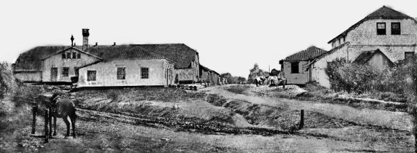 O Engenho Tibagi do barão do Serro Azul, em foto de 1885. O terreno em primeiro plano, que aparece com erosões, é a atualPracinha do Batel | Arquivo Cid Destefani