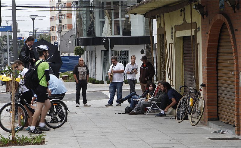 Algumas pessoas que foram até a Rua Bispo Dom José, no Batel, levaram cadeiras de praia e sanduíches | Aniele Nascimento/Gazeta do Povo