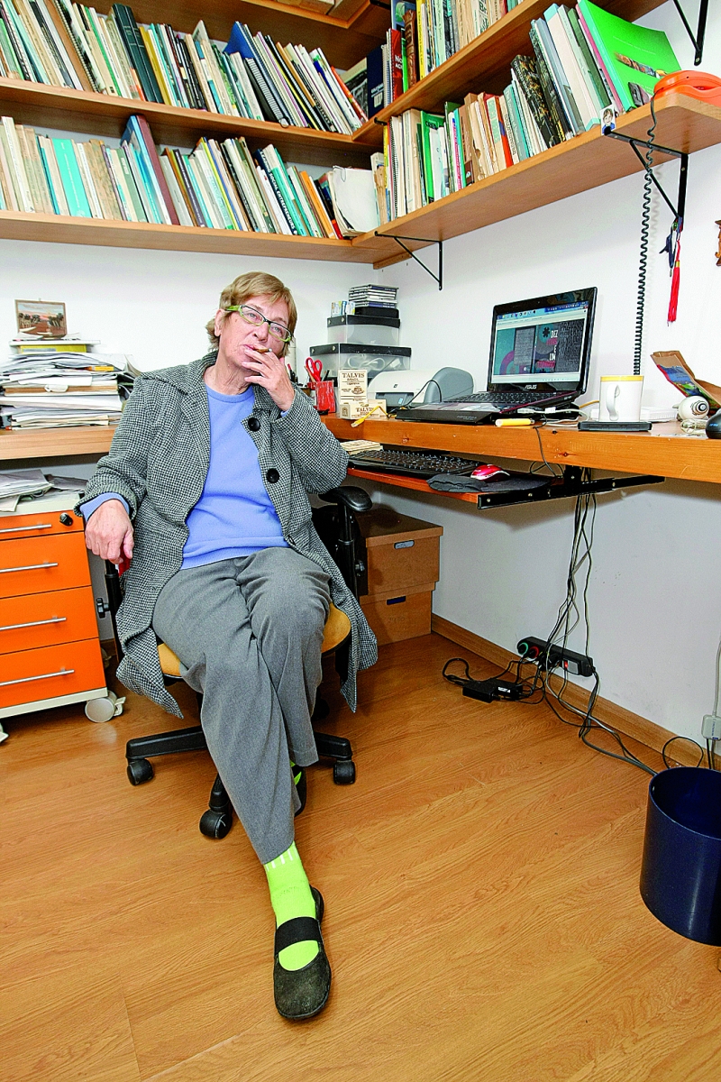 Teresa Urban em sua casa no Jardim das Américas: histórias descartadas em reportagens ganharam o fio da ficção | Antonio More/Gazeta do Povo