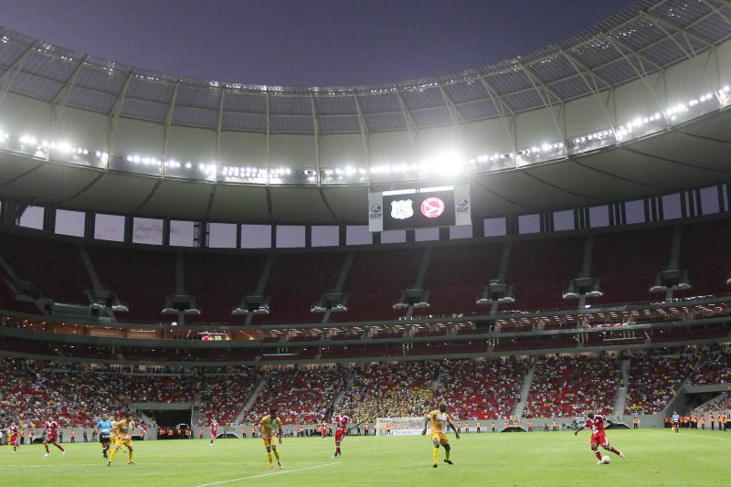 Ainda cheio de problemas, o Estádio Nacional, também conhecido como Mané Garrincha, recebeu neste sábado sua primeira partida | Adalberto Marques / Folhapress