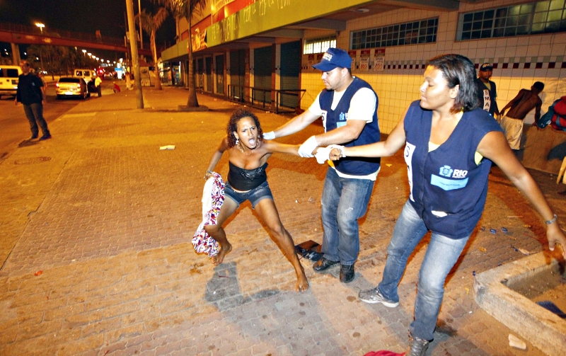 Autoridades removem usuários de crack das margens da Avenida Brasil, no Rio de Janeiro | Osvaldo Praddo/Ag. O Dia