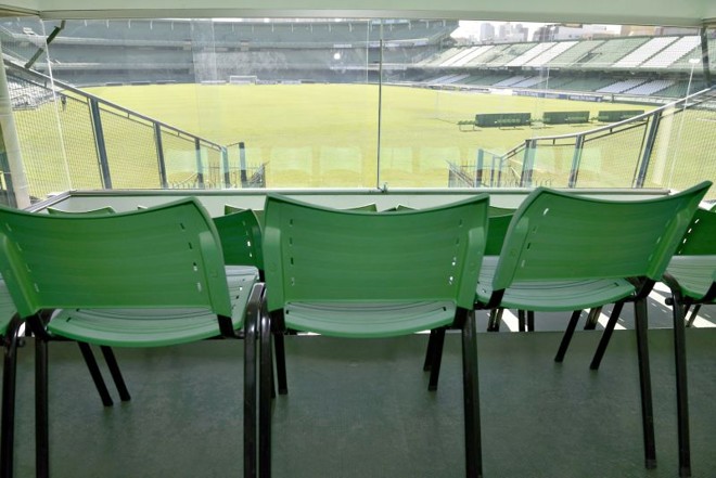 Camarote que abriga a delegação adversária no estádio, com visão diagonal da partida | 