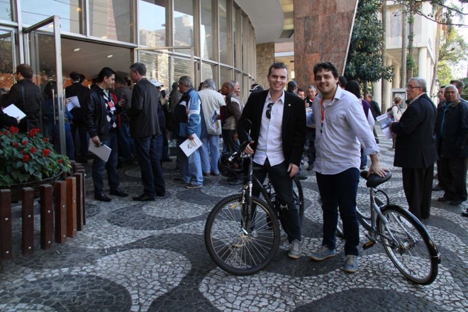 Os vereadores Bruno Pessuti (PSC) e Jonny Stica (PT) também foram trabalhar de bicicleta nesta sexta-feira |