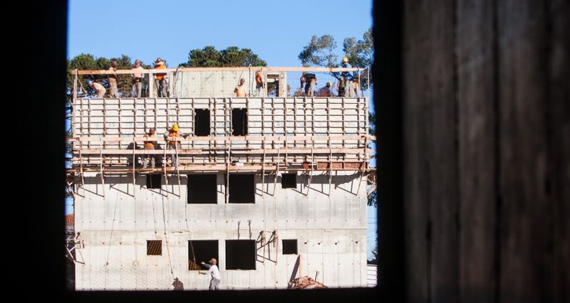 Mesmo após o aumento da oferta de imóveis os preços continuaram a subir acima da renda e romperam a faixa de R$ 5 mil por metro quadrado | Brunno Covello/ Gazeta do Povo