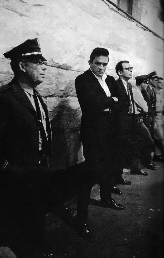 Hilburn (de óculos, à direita de Cash) foi o único jornalista a cobrir o show no presídio de Folsom | Jim Marshall/Divulgação