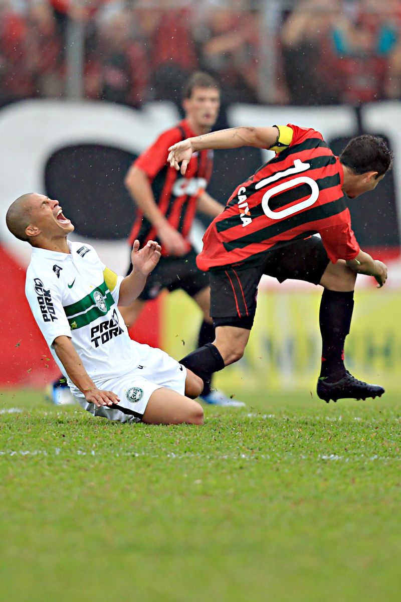 Alex e Zezinho disputam a bola na Vila Olímpica: capitães tiveram atuação distintas no primeiro Atletiba final do Paranaense | Albari Rosa/ Gazeta do Povo