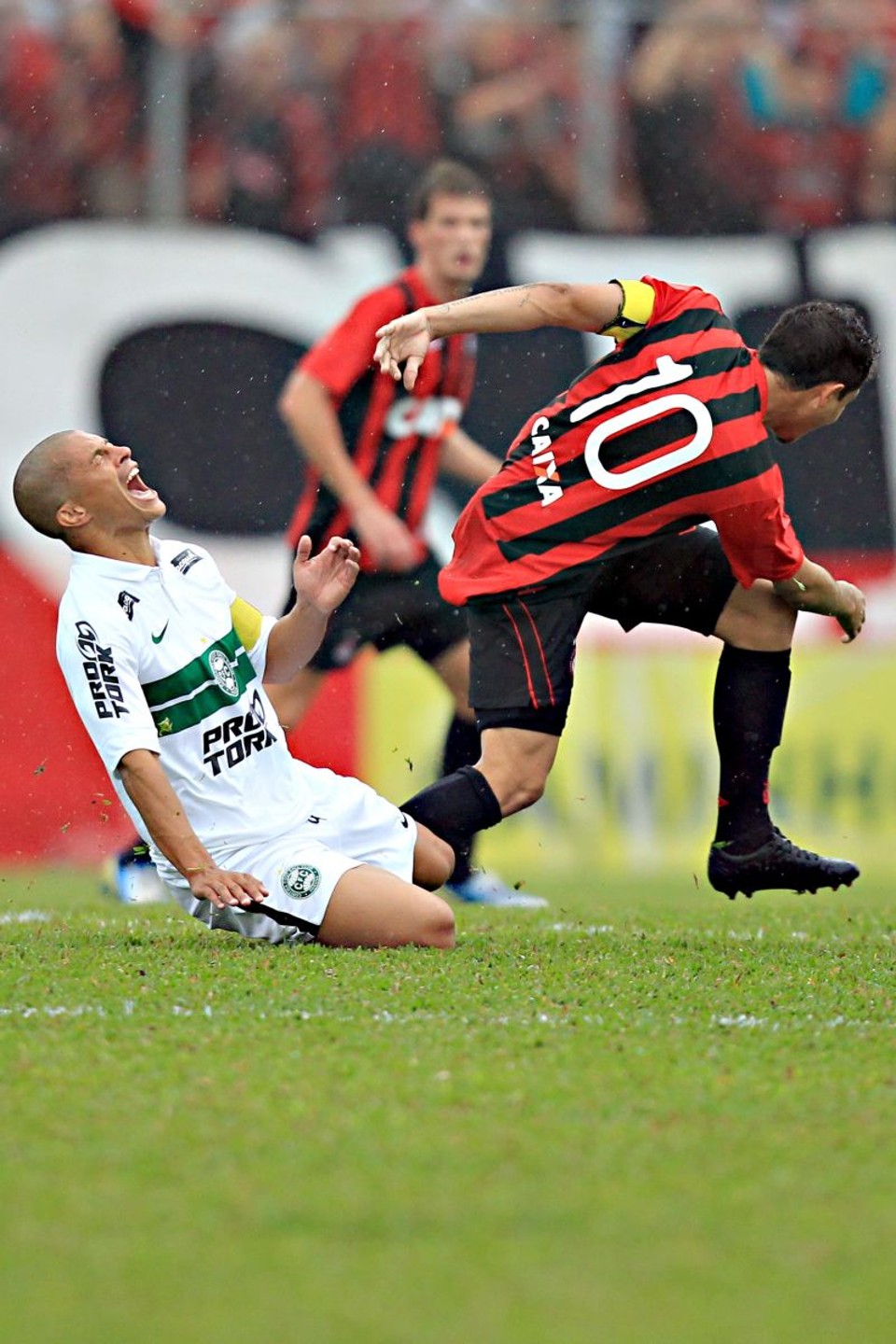 Alex e Zezinho disputam a bola na Vila Olímpica: capitães tiveram atuação distintas no primeiro Atletiba final do Paranaense | Albari Rosa/ Gazeta do Povo