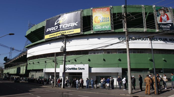 Torcedores do Coritiba fazem fila no Couto Pereira para comprar ingresso da final do Paranaense | Jonathan Campos / Gazeta do Povo