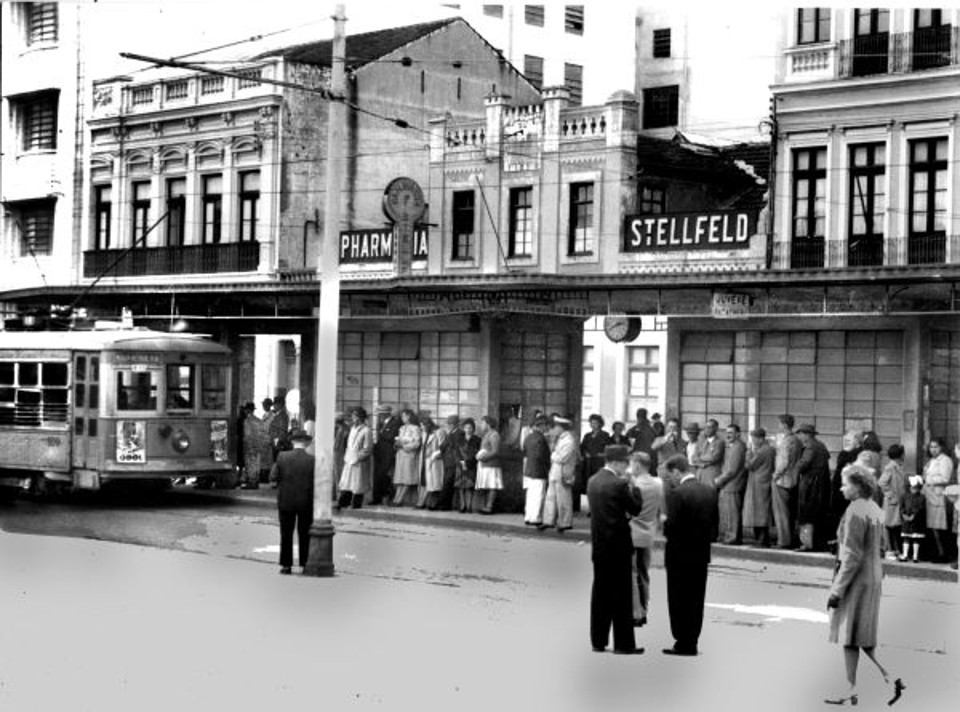 No coração da cidade  a Praça Tiradentes , passageiros esperam tomar sua condução na então existente estação de bondes. A foto é de 1948 | Acervo Cid Destefani