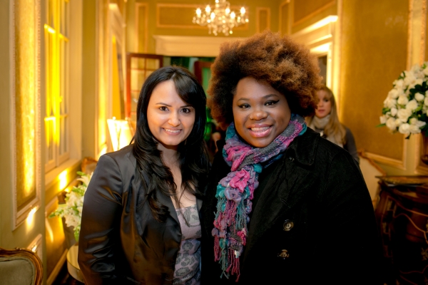 A cantora (à dir.) foi prestigiar a fotógrafa Carol Mattos, que montou um estande na quarta edição da feira Inesquecível Casamento, realizada no último fim de semana no Castelo do Batel. Foi a quarta participação da casamenteira Carol no evento | João Mattos