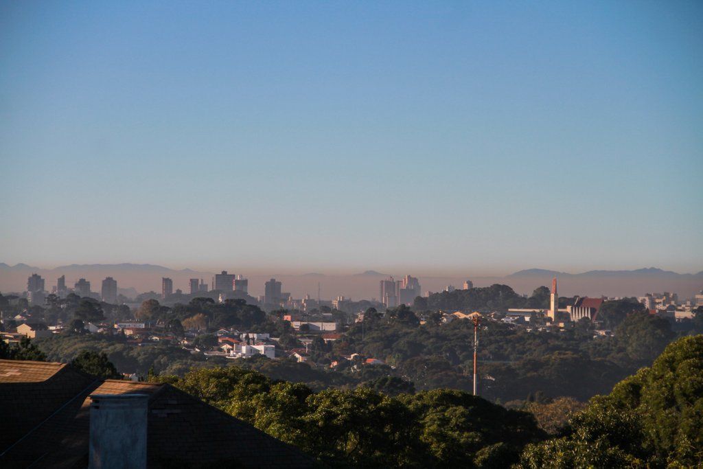 Fenômeno da inversão térmica, quando o ar frio segura a poluição, é visto do bairro Abranches, em Curitiba | Daniel Castellano/Agência de Notícias Gazeta do Povo