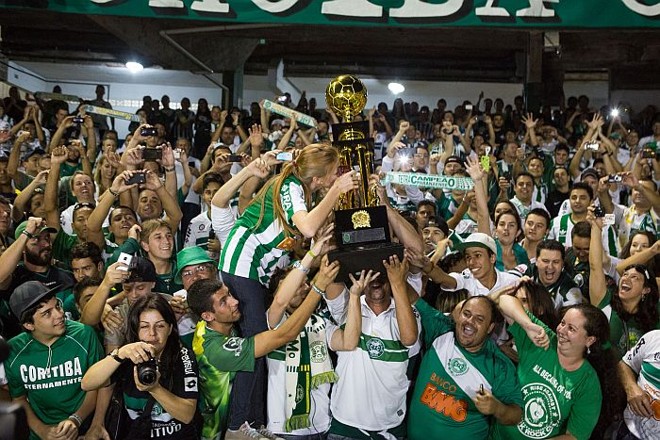 Torcida do Coritiba ergue a taça de campeão paranaense de 2013 | 