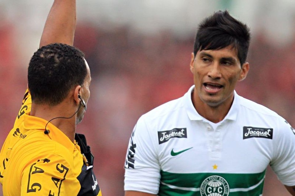 Escudero foi amarelado no Atletiba e levou bronca de Alex e do técnico Marquinhos Santos | Albari Rosa / Gazeta do Povo