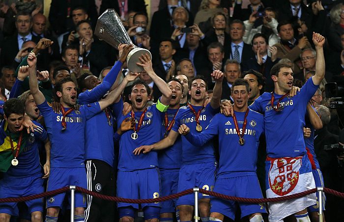 Capitão do Chelsea, Lampard ergue o troféu da Liga Europa após vitória por 2 a 1 na decisão com o Benfica | Eddie Keogh / Reuters