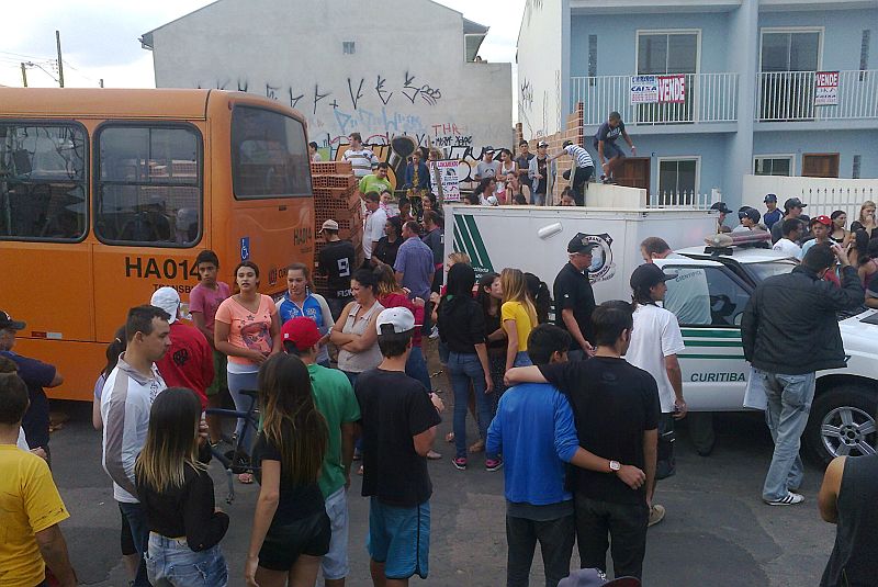 O leitor Célio Borba enviou foto do local do crime. Uma multidão acompanhou o trabalho da polícia e dos investigadores | Célio Borba/Arquivo pessoal