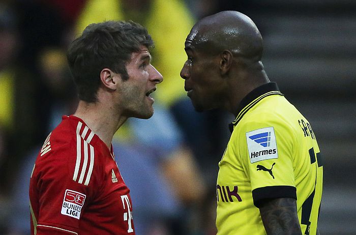 Thomas Mueller, do Bayern de Munique, discute com o brasileiro Felipe Santana, do Borussia Dortmund: partida do Alemão foi uma prévia da final da Liga dos Campeões | Wolfgang Rattay / Reuters