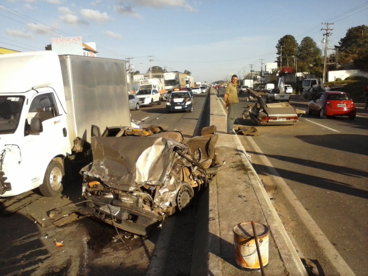 Um dos carros envolvidos no acidente se partiu ao meio com a força do choque | Daniel Castellano/Agência de Notícias Gazeta do Povo