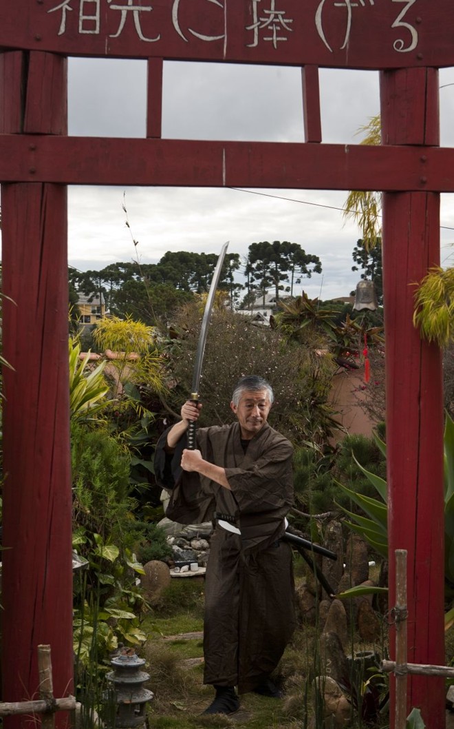 O samurai curitibano simulando treinamento de arte marcial com espadas | 