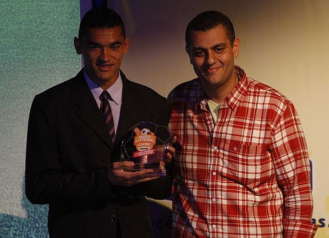 Goleiro atleticano Santos recebe prêmio do colunista da Gazeta do Povo Leonardo Mendes Júnior | 