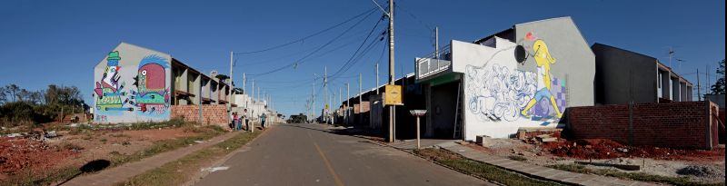 Panorâmica da Rua Presidente João Goulart, no Conjunto Boa Esperança 1, no Tatuquara. À esquerda, grafite de Japem; à direita, trabalho de Paulo Auma: aprovação dos moradores | Antonio More