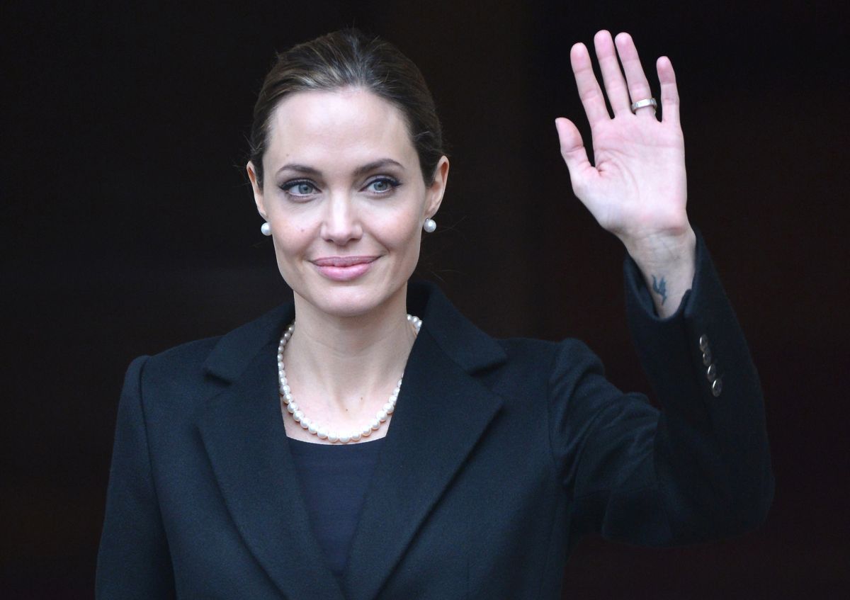 Foto de arquivo mostra a atriz Angelina Jolie deixando a reunião de ministros de Relações Exteriores do G8, realizada em abril deste ano em Londres | Reuters/Toby Melville/Arquivo