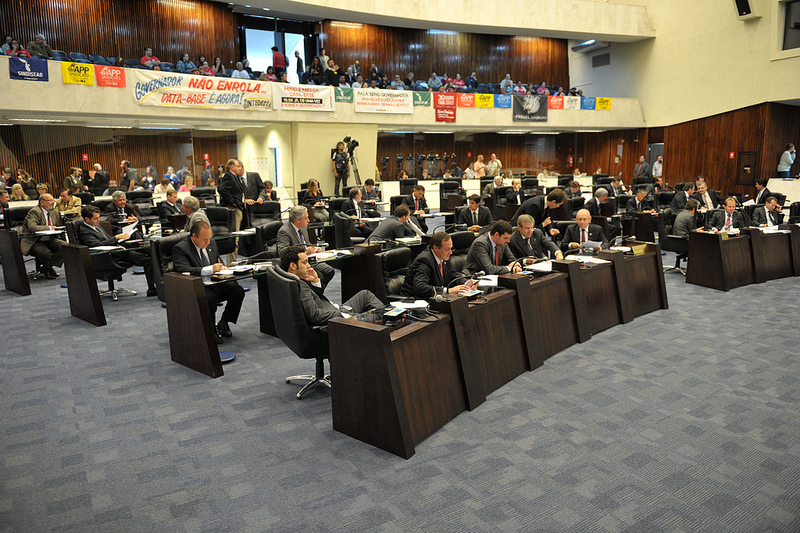 Deputados aprovam a unificação das contas do governo estadual na tarde desta terça-feira (21). Em um dia, projeto foi aprovado na CCJ e em três sessões extraordinárias | Sandro Nascimento/Alep