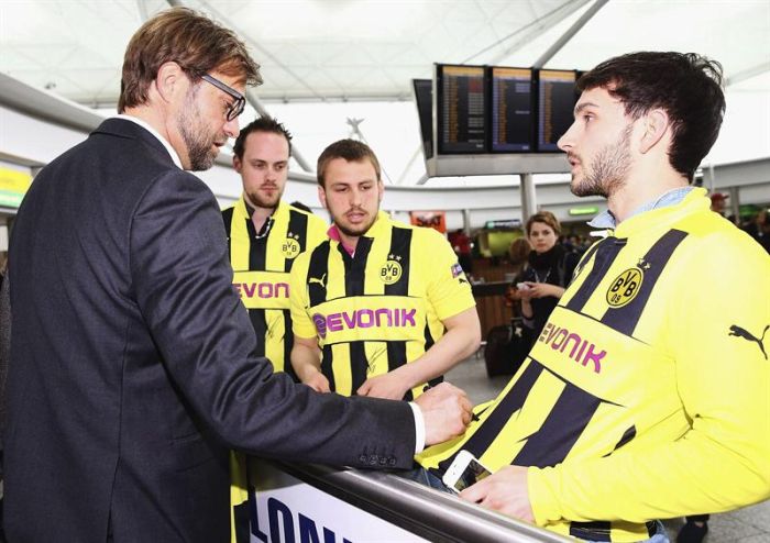 Técnico Jürgen Klopp autografa camisa de torcedor na chegada da delegação do Borussia Dortmund a Londres | Uefa