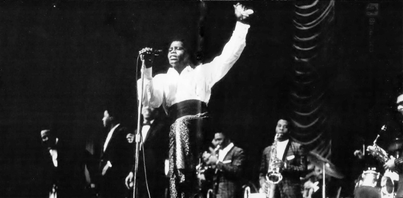 James Brown no Apollo Theatre, em outubro de 1962, fazendo valer o título de o cara que mais trabalha no show business | Chuck Stewart/Divulgação