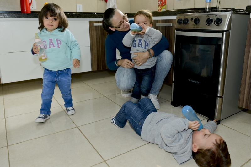 Estela, a babá, com os trigêmeos da família Marinho: tudo de acordo com as regras | Henry Mileo/ Gazeta do Povo