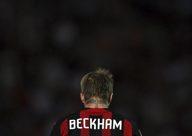 Beckham teve passagem apagada pelo futebol italiano, jogando pelo Milan |