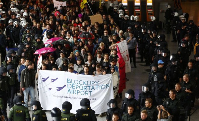 Policiais alemães cercam os manifestantes no aeroporto de Frankfurt durante uma demonstração do movimento Blockupy anti-capitalismo | REUTERS/Kai Pfaffenbach