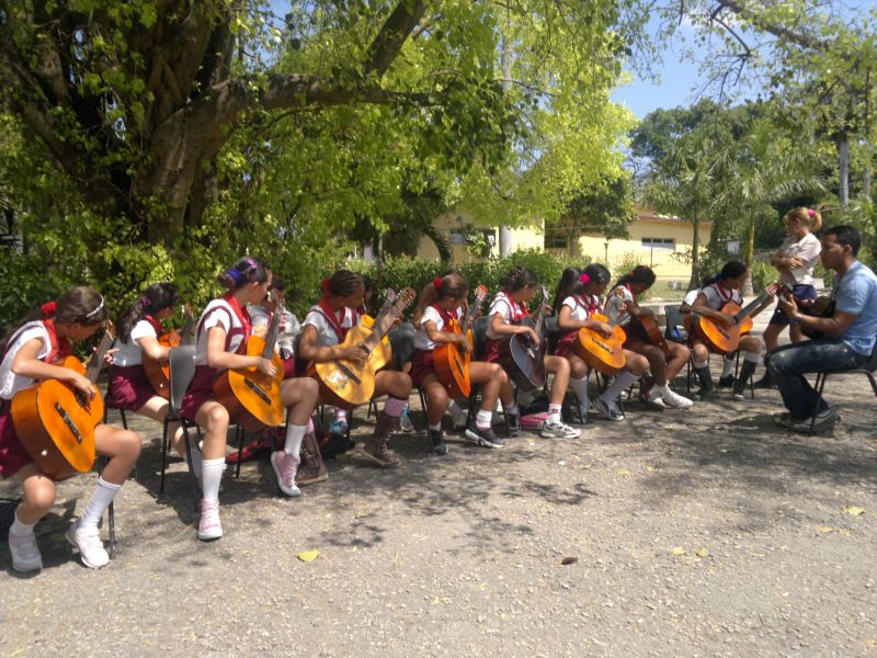 Alunos da Escola Primária República Federativa do Brasil, na periferia de Havana, fazem apresentação pública durante uma aula de educação musical | Célio Martins/ Gazeta do Povo
