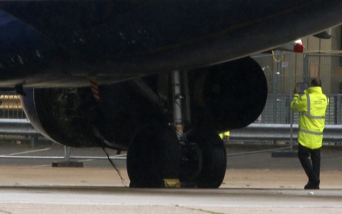 Oficial inspeciona a turbina do Airbus A319, prefixo BA762, que que fazia o voo Londres-Oslo e fez um pouso forçado no aeroporto de Heathrow | Reuters/Stefan Wermuth