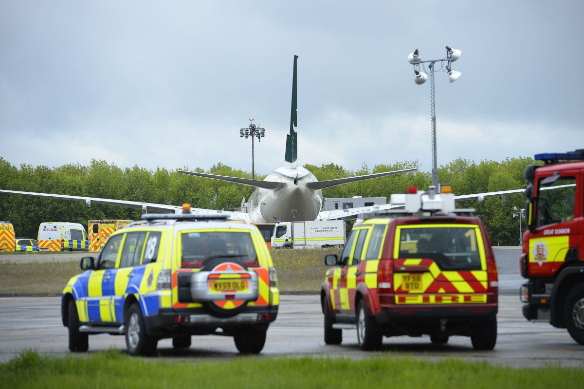 Veículos de forças de segurança cercam o avião paquistanês no aeroporto de Stansted | Reuters/ Paul Hackett