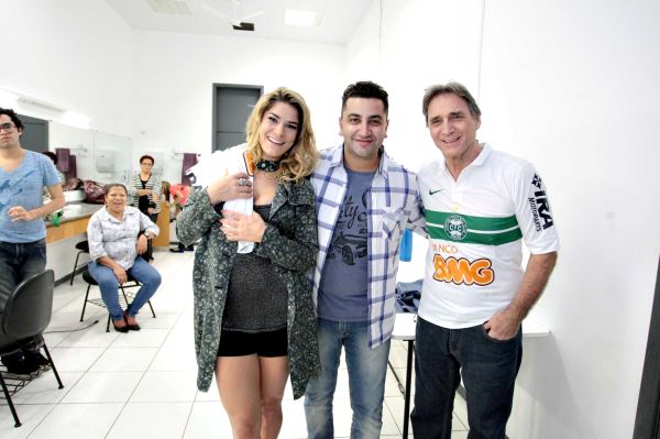 Nos bastidores do espetáculo A Entrevista, no Teatro Positivo, Priscila Fantin e Herson Capri que é curitibano e coxa-branca com o empresário Athayde Neto, da Prime Eventos. Os atores ganharam camisas personalizadas do time | Jader da Rocha