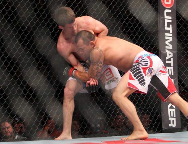 Tibau tenta aplicar queda em Cholish |