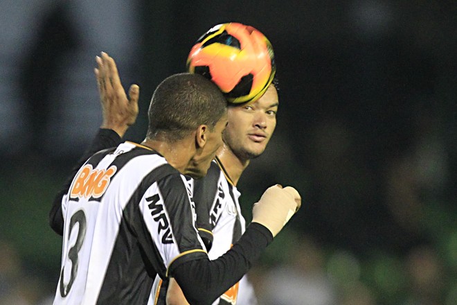 Rever e Leonardo Silva foram os zagueiros do Atlético-MG contra o Coxa | 