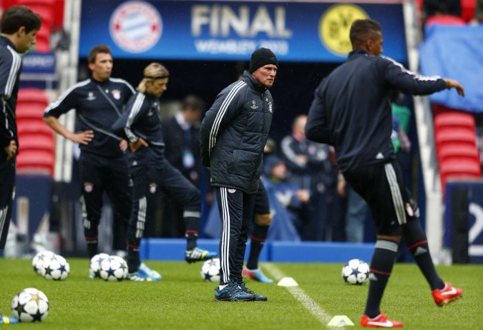 Jupp Heynckes (no centro) observa o treinamento no estádio Wembley na véspera da final da Liga dos Campeões | MICHAEL DALDER / Reuters