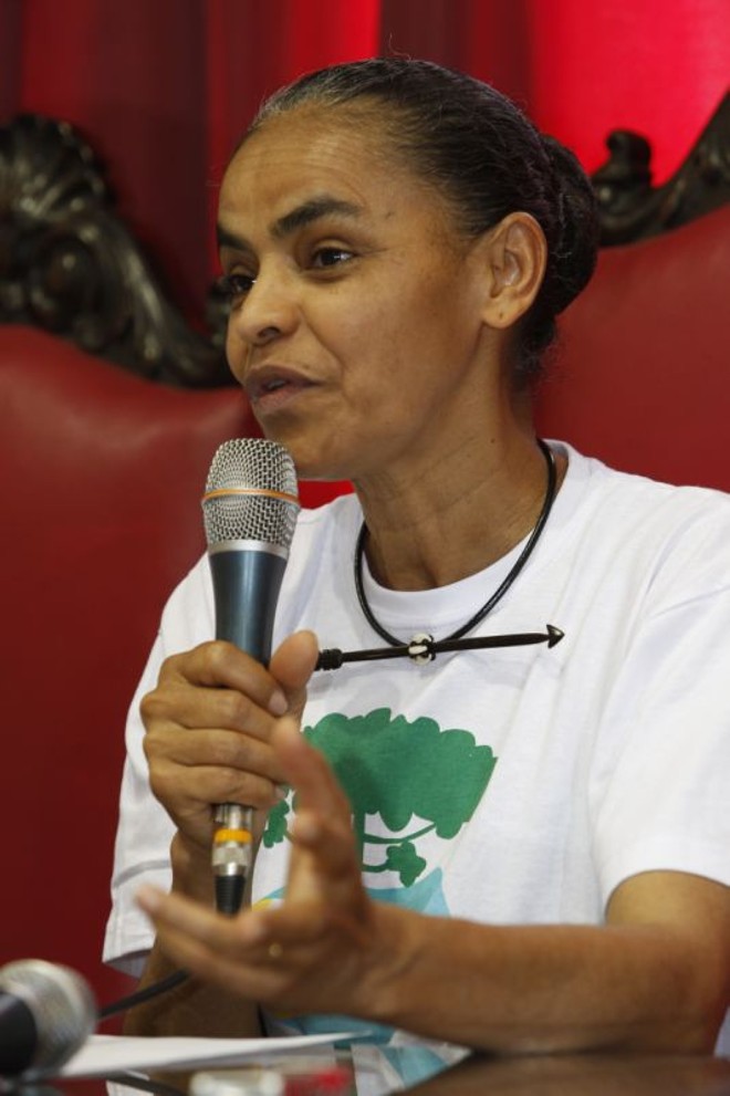 A senadora Marina Silva concedeu entrevista no prédio histórico da UFPR e depois fez uma caminhada pela Rua XV de Novembro |