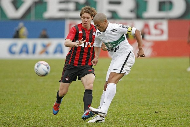Alex foi fortemente marcado pelo volante Renan Foguinho no empate em 2 a 2 |