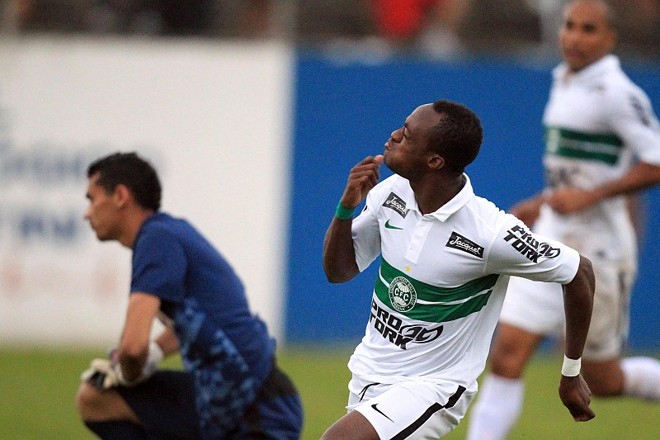 No Atletiba da ida, Geraldo ressurgiu e brilhou mais uma vez ao fazer o gol do empate, mantendo a vantagem alviverde |