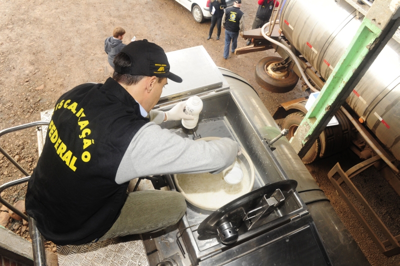 Operação apreendeu quatro caminhões de leite que tinham como destino cooperativa paranaense | Ricardo Duarte/Agência RBS_Folhapress