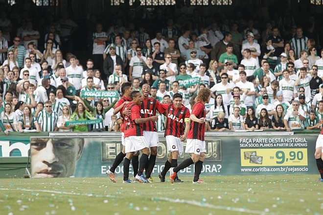 Jogadores atleticanos comemoram o gol aos 5 minutos do primeiro tempo | 