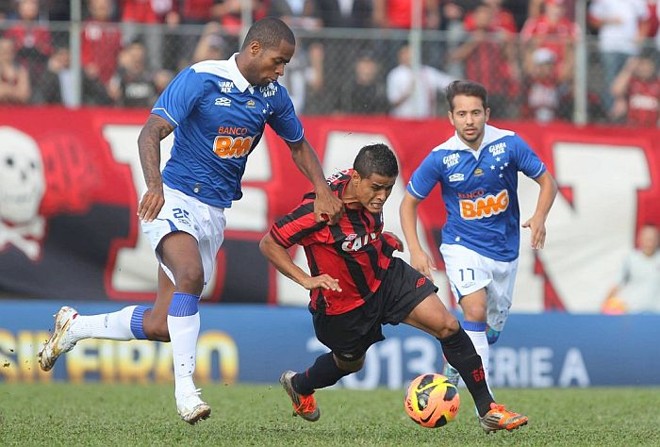 Everton tenta passar pela marcação da Raposa |