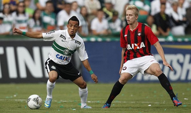 Rafinha disputa a bola com Erwin | 