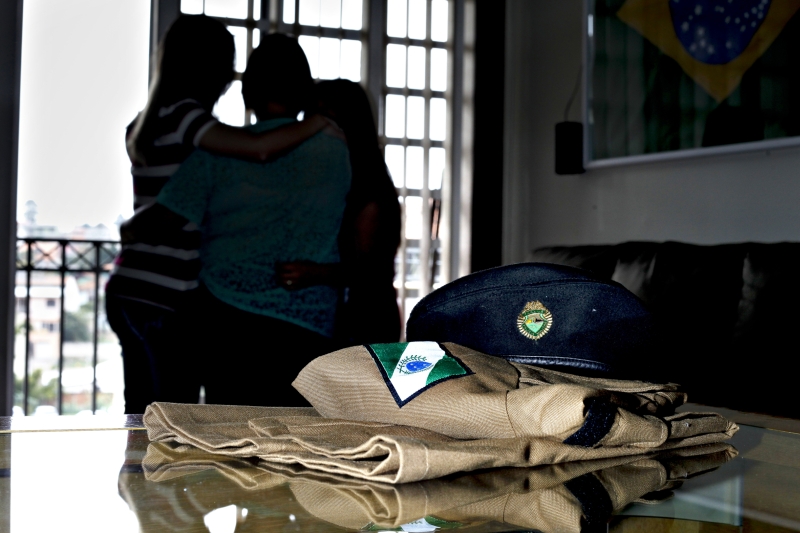 O cabo Sérgio Neves estava de sobreaviso para um plantão quando foi morto na porta da igreja que frequentava com a família | André Rodrigues/Gazeta do Povo