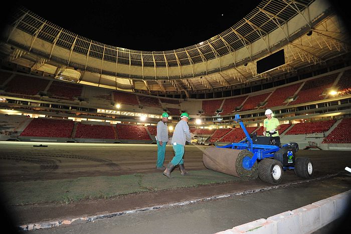 Plantio do gramado do Estádio Mané Garrincha foi concluído na noite da última terça-feira: atrasos em Brasília irritam a Fifa | Josemar Gonçalves / Jornal de Brasilia