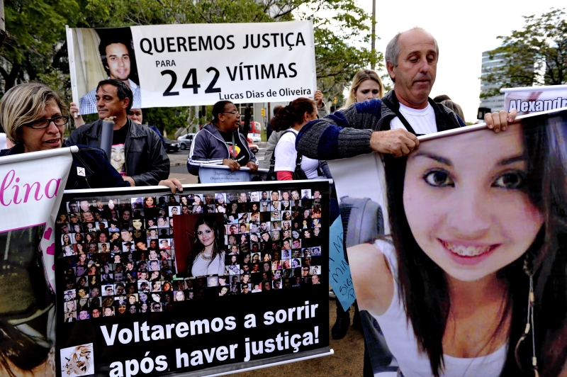 Parentes de vítimas da Kiss protestaram contra a decisão | Adriana Franciosi/RBS/Folhapress